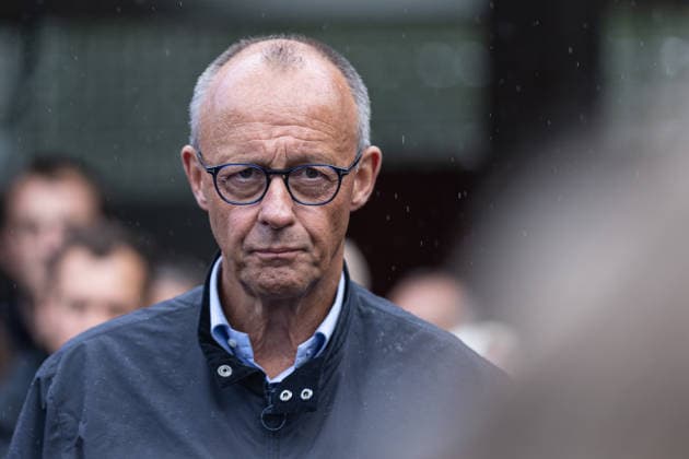 Bundeskanzler Merz besucht Hürtgenwald, 22.8.2026 Nach dem verheerenden Waldbrand hat Bundeskanzler Friedrich Merz als ersten Termin nach seinem Urlaub die Gemeinde Hürtgenwald im Kreis Düren besucht. Er sah sich den Brandort an und gab im ehemals evakuierten Ort Gey ein Statement ab. Darin betonte er, mit dem Landrat des Kreises Düren ständig in Kontakt gewesen zu sein. Es sei abgesprochen gewesen, dass Merz erst nach seinem Urlaub und nach dem Löschen des Brandes an den Ort kommt. Begleitet wurde der Besuch von Protesten, die dem Kanzler vorwarfen, nur aus PR-Gründen nach Hürtgenwald zu kommen. Hürtgenwald Gey NRW Deutschland *** Chancellor Merz Visits Hürtgenwald, August 22, 2026 Following the devastating wildfire, Chancellor Fr Copyright: xSebastianxDerixx