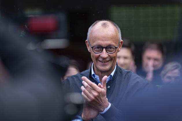 Bundeskanzler Merz besucht Hürtgenwald, 22.8.2026 Nach dem verheerenden Waldbrand hat Bundeskanzler Friedrich Merz als ersten Termin nach seinem Urlaub die Gemeinde Hürtgenwald im Kreis Düren besucht. Er sah sich den Brandort an und gab im ehemals evakuierten Ort Gey ein Statement ab. Darin betonte er, mit dem Landrat des Kreises Düren ständig in Kontakt gewesen zu sein. Es sei abgesprochen gewesen, dass Merz erst nach seinem Urlaub und nach dem Löschen des Brandes an den Ort kommt. Begleitet wurde der Besuch von Protesten, die dem Kanzler vorwarfen, nur aus PR-Gründen nach Hürtgenwald zu kommen. Hürtgenwald Gey NRW Deutschland *** Chancellor Merz Visits Hürtgenwald, August 22, 2026 Following the devastating wildfire, Chancellor Fr Copyright: xSebastianxDerixx