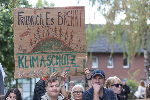 Bundeskanzler Merz besucht Hürtgenwald, 22.8.2026 Nach dem verheerenden Waldbrand hat Bundeskanzler Friedrich Merz als ersten Termin nach seinem Urlaub die Gemeinde Hürtgenwald im Kreis Düren besucht. Er sah sich den Brandort an und gab im ehemals evakuierten Ort Gey ein Statement ab. Darin betonte er, mit dem Landrat des Kreises Düren ständig in Kontakt gewesen zu sein. Es sei abgesprochen gewesen, dass Merz erst nach seinem Urlaub und nach dem Löschen des Brandes an den Ort kommt. Begleitet wurde der Besuch von Protesten, die dem Kanzler vorwarfen, nur aus PR-Gründen nach Hürtgenwald zu kommen. Hürtgenwald Gey NRW Deutschland *** Chancellor Merz Visits Hürtgenwald, August 22, 2026 Following the devastating wildfire, Chancellor Fr Copyright: xSebastianxDerixx