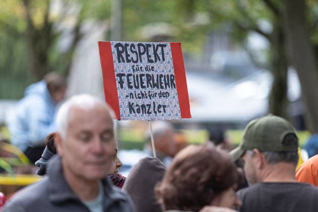 Bundeskanzler Merz besucht Hürtgenwald, 22.8.2026 Nach dem verheerenden Waldbrand hat Bundeskanzler Friedrich Merz als ersten Termin nach seinem Urlaub die Gemeinde Hürtgenwald im Kreis Düren besucht. Er sah sich den Brandort an und gab im ehemals evakuierten Ort Gey ein Statement ab. Darin betonte er, mit dem Landrat des Kreises Düren ständig in Kontakt gewesen zu sein. Es sei abgesprochen gewesen, dass Merz erst nach seinem Urlaub und nach dem Löschen des Brandes an den Ort kommt. Begleitet wurde der Besuch von Protesten, die dem Kanzler vorwarfen, nur aus PR-Gründen nach Hürtgenwald zu kommen. Hürtgenwald Gey NRW Deutschland *** Chancellor Merz Visits Hürtgenwald, August 22, 2026 Following the devastating wildfire, Chancellor Fr Copyright: xSebastianxDerixx