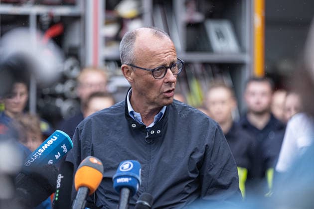 Bundeskanzler Merz besucht Hürtgenwald, 22.8.2026 Nach dem verheerenden Waldbrand hat Bundeskanzler Friedrich Merz als ersten Termin nach seinem Urlaub die Gemeinde Hürtgenwald im Kreis Düren besucht. Er sah sich den Brandort an und gab im ehemals evakuierten Ort Gey ein Statement ab. Darin betonte er, mit dem Landrat des Kreises Düren ständig in Kontakt gewesen zu sein. Es sei abgesprochen gewesen, dass Merz erst nach seinem Urlaub und nach dem Löschen des Brandes an den Ort kommt. Begleitet wurde der Besuch von Protesten, die dem Kanzler vorwarfen, nur aus PR-Gründen nach Hürtgenwald zu kommen. Hürtgenwald Gey NRW Deutschland *** Chancellor Merz Visits Hürtgenwald, August 22, 2026 Following the devastating wildfire, Chancellor Fr Copyright: xSebastianxDerixx