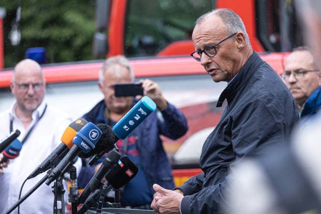 Bundeskanzler Merz besucht Hürtgenwald, 22.8.2026 Nach dem verheerenden Waldbrand hat Bundeskanzler Friedrich Merz als ersten Termin nach seinem Urlaub die Gemeinde Hürtgenwald im Kreis Düren besucht. Er sah sich den Brandort an und gab im ehemals evakuierten Ort Gey ein Statement ab. Darin betonte er, mit dem Landrat des Kreises Düren ständig in Kontakt gewesen zu sein. Es sei abgesprochen gewesen, dass Merz erst nach seinem Urlaub und nach dem Löschen des Brandes an den Ort kommt. Begleitet wurde der Besuch von Protesten, die dem Kanzler vorwarfen, nur aus PR-Gründen nach Hürtgenwald zu kommen. Hürtgenwald Gey NRW Deutschland *** Chancellor Merz Visits Hürtgenwald, August 22, 2026 Following the devastating wildfire, Chancellor Fr Copyright: xSebastianxDerixx