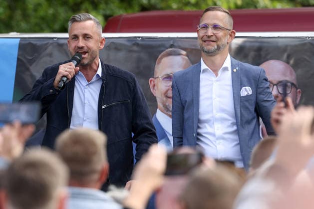 Familienfest der AfD in Merseburg. Landtagswahlkampf in Sachsen-Anhalt der AfD mit dem Spitzenkandidat Ulrich Siegmund. Im Bild Ulrich Siegmund (AfD) li. und Daniel Wald (AfD) re. Landtagswahlkampf, AfD Familienfest am 22.08.2026 in Merseburg Deutschland. NUTZUNG NUR REDAKTIONELL *** AfD Family Festival in Merseburg; AfD State Election Campaign in Saxony-Anhalt with lead candidate Ulrich Siegmund. Pictured: Ulrich Siegmund (AfD, left) and Daniel Wald (AfD, right). State election campaign, AfD family festival on August 22, 2026, in Merseburg, Germany. FOR EDITORIAL USE ONLY