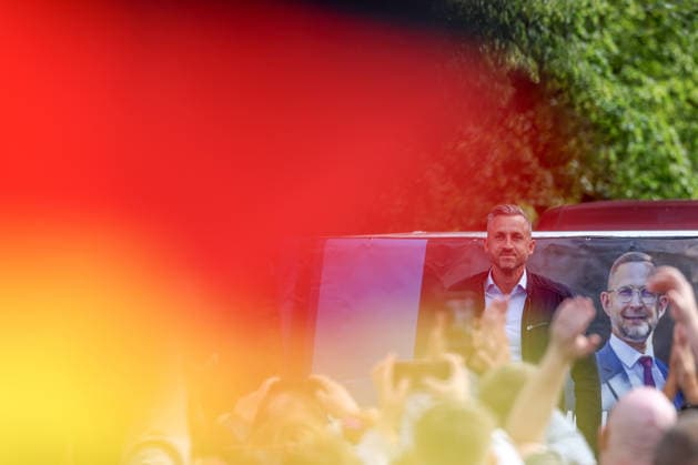 Familienfest der AfD in Merseburg. Landtagswahlkampf in Sachsen-Anhalt der AfD mit dem Spitzenkandidat Ulrich Siegmund. Im Bild Ulrich Siegmund (AfD). Im Vordergrund eine Deutschlandfahne. Landtagswahlkampf, AfD Familienfest am 22.08.2026 in Merseburg Deutschland. NUTZUNG NUR REDAKTIONELL *** AfD Family Festival in Merseburg; AfD’s State Legislative Election Campaign in Saxony-Anhalt with lead candidate Ulrich Siegmund; Pictured: Ulrich Siegmund, AfD; A German flag in the foreground; State legislative election campaign, AfD family festival on August 22, 2026, in Merseburg, Germany. FOR EDITORIAL USE ONLY