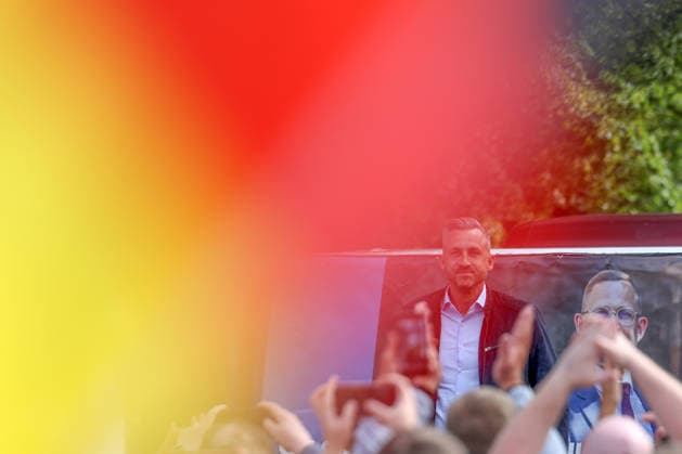 Familienfest der AfD in Merseburg. Landtagswahlkampf in Sachsen-Anhalt der AfD mit dem Spitzenkandidat Ulrich Siegmund. Im Bild Ulrich Siegmund (AfD). Im Vordergrund eine Deutschlandfahne. Landtagswahlkampf, AfD Familienfest am 22.08.2026 in Merseburg Deutschland. NUTZUNG NUR REDAKTIONELL *** AfD Family Festival in Merseburg; AfD’s State Legislative Election Campaign in Saxony-Anhalt with lead candidate Ulrich Siegmund; Pictured: Ulrich Siegmund, AfD; A German flag in the foreground; State Legislative Election Campaign, AfD Family Festival on August 22, 2026, in Merseburg, Germany. FOR EDITORIAL USE ONLY