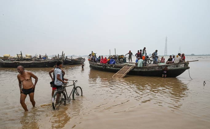 Water level of River Ganga rises in Patna Patna, Aug 20 (ANI): People board a boat with their belongings to move to safer places as Ganga water level rises, in Patna on Saturday. Patna Bihar India Copyright: xANIx ANI_20260822192