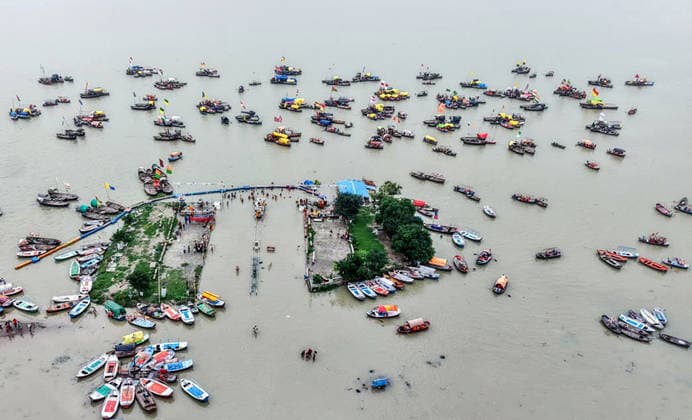 RECORD DATE NOT STATED An aerial view of a floating jetty inundated by the swollen waters of the Ganga and Yamuna rivers near the Sangam Prayagraj, Aug 22 (ANI): An aerial view of a floating jetty inundated by the swollen waters of the Ganga and Yamuna rivers near the Sangam, in Prayagraj on Saturday. Prayagraj Uttar Pradesh India Copyright: xANIx ANI_20260822213