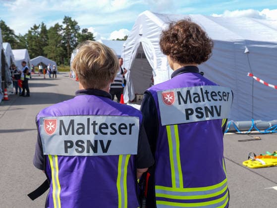 Großübung MTFEx 2026 in Celle Zwei ehrenamtliche Mitarbeiterinnen der Psychosoziale Notfallversorgung (PSNV) der Malteser *** MTFEx 2026 Large-Scale Exercise in Celle: Two volunteers from the Malteser Psychosocial Emergency Care (PSNV) program Copyright: xBerndxGüntherx