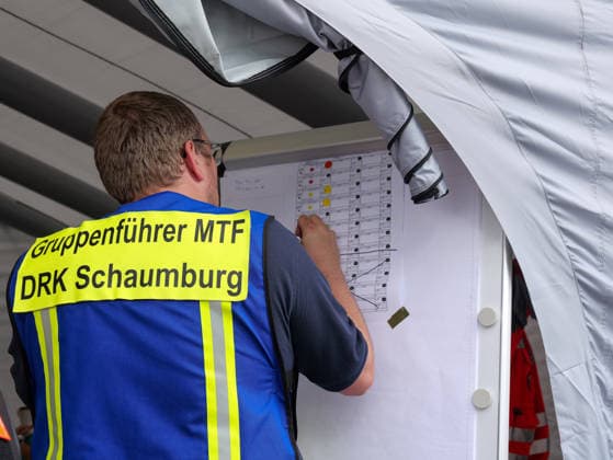 Großübung MTFEx 2026 in Celle Jederzeit eine genaue Übersicht über die angelieferten Verletzten und Betroffenen direkt am Zelteingang eines Behandlungszeltes. *** MTFEx 2026 Large-Scale Exercise in Celle: A precise overview of the injured and affected individuals brought in at any given time, right at the entrance to a treatment tent Copyright: xBerndxGüntherx