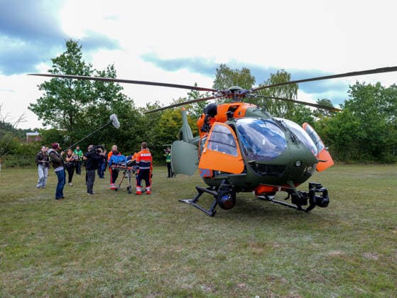 Großübung MTFEx 2026 in Celle Beladungsübung am Search and Rescue (SAR) Hubschrauber direkt neben dem Behandlungsplatz. *** MTFEx 2026 Large-Scale Exercise in Celle: Loading drill on the Search and Rescue (SAR) helicopter right next to the treatment area Copyright: xBerndxGüntherx