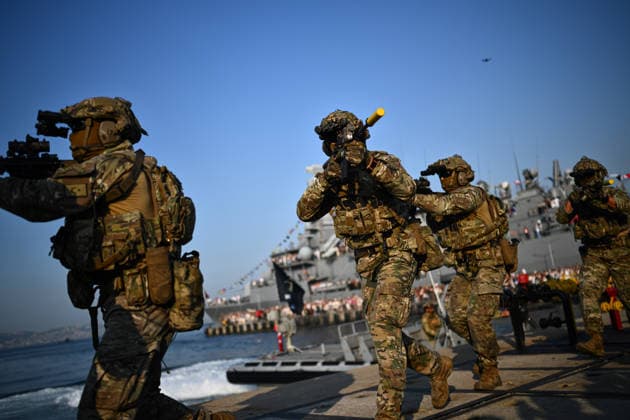 TEKNOFEST Blue Homeland KOCAELI, TURKIYE - AUGUST 22: Underwater Assault (SAT) and Underwater Defense (SAS) commandos affiliated with the Naval Forces Command execute demonstrations during the TEKNOFEST Blue Homeland festival in Kocaeli, Turkiye, on August 22, 2026. Organized under the main leadership of the Turkish Ministry of National Defense and the Turkish Technology Team Foundation (T3 Foundation), with Anadolu as the Global Communication Partner, the specialized event featured coordinated flybys by crewed military helicopters alongside Turkish-made Bayraktar TB2, Bayraktar TB3, and Bayraktar AKINCI unmanned aerial vehicles, highlighting the nation s naval aviation and defense capabilities. Akin Celiktas Anadolu Kocaeli Turkey. Edito  Copyright: x2026xAnadoluxAkinxCeliktasx