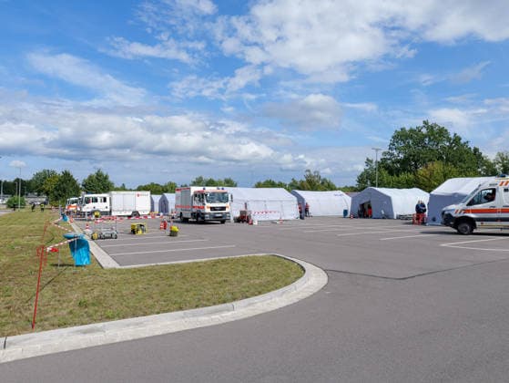 Großübung MTFEx 2026 in Celle Blick auf einen Teil des Behandlungsplatzes zur Versorgung der 100 angenommenen Verletzten. *** MTFEx 2026 Large-Scale Exercise in Celle: A view of part of the treatment area set up to care for the 100 simulated casualties Copyright: xBerndxGüntherx