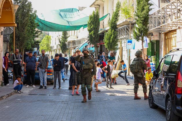 Israelis raid Hebron under Israeli forces protection HEBRON, WEST BANK, PALESTINE - AUGUST 22: Israelis raid the Old City area of the city of Hebron, West Bank, Palestine under the protection of Israeli forces on August 22, 2026. Israeli forces restricted Palestinians movement in the area by blocking entrances and exits with iron barriers. Wisam Hashlamoun Anadolu Hebron West Bank. Editorial use only. Please get in touch for any other usage.  Copyright: x2026xAnadoluxWisamxHashlamounx
