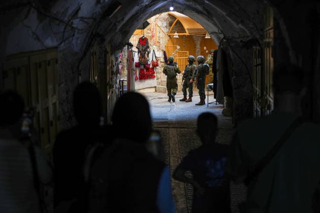 Israelis raid Hebron under Israeli forces protection HEBRON, WEST BANK, PALESTINE - AUGUST 22: Israelis raid the Old City area of the city of Hebron, West Bank, Palestine under the protection of Israeli forces on August 22, 2026. Israeli forces restricted Palestinians movement in the area by blocking entrances and exits with iron barriers. Wisam Hashlamoun Anadolu Hebron West Bank. Editorial use only. Please get in touch for any other usage.  Copyright: x2026xAnadoluxWisamxHashlamounx