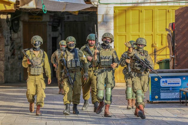 Israelis raid Hebron under Israeli forces protection HEBRON, WEST BANK, PALESTINE - AUGUST 22: Israelis raid the Old City area of the city of Hebron, West Bank, Palestine under the protection of Israeli forces on August 22, 2026. Israeli forces restricted Palestinians movement in the area by blocking entrances and exits with iron barriers. Wisam Hashlamoun Anadolu Hebron West Bank. Editorial use only. Please get in touch for any other usage.  Copyright: x2026xAnadoluxWisamxHashlamounx