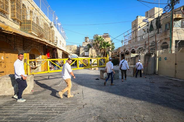 Israelis raid Hebron under Israeli forces protection HEBRON, WEST BANK, PALESTINE - AUGUST 22: Israelis raid the Old City area of the city of Hebron, West Bank, Palestine under the protection of Israeli forces on August 22, 2026. Israeli forces restricted Palestinians movement in the area by blocking entrances and exits with iron barriers. Wisam Hashlamoun Anadolu Hebron West Bank. Editorial use only. Please get in touch for any other usage.  Copyright: x2026xAnadoluxWisamxHashlamounx