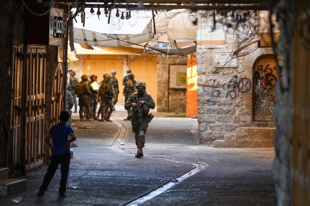 Israelis raid Hebron under Israeli forces protection HEBRON, WEST BANK, PALESTINE - AUGUST 22: Israelis raid the Old City area of the city of Hebron, West Bank, Palestine under the protection of Israeli forces on August 22, 2026. Israeli forces restricted Palestinians movement in the area by blocking entrances and exits with iron barriers. Wisam Hashlamoun Anadolu Hebron West Bank. Editorial use only. Please get in touch for any other usage.  Copyright: x2026xAnadoluxWisamxHashlamounx