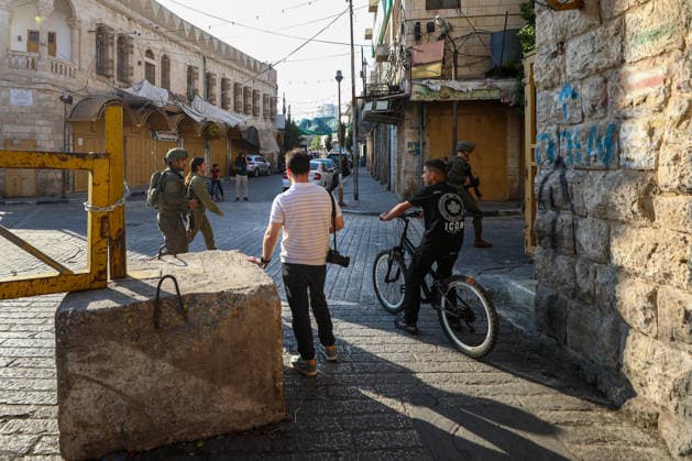 Israelis raid Hebron under Israeli forces protection HEBRON, WEST BANK, PALESTINE - AUGUST 22: Israelis raid the Old City area of the city of Hebron, West Bank, Palestine under the protection of Israeli forces on August 22, 2026. Israeli forces restricted Palestinians movement in the area by blocking entrances and exits with iron barriers. Wisam Hashlamoun Anadolu Hebron West Bank. Editorial use only. Please get in touch for any other usage.  Copyright: x2026xAnadoluxWisamxHashlamounx