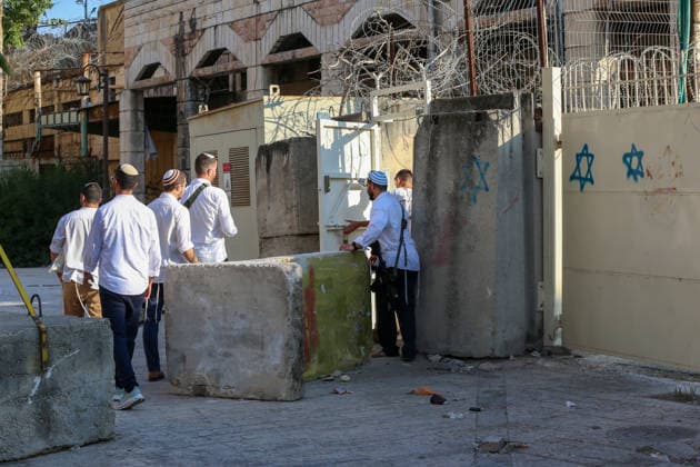 Israelis raid Hebron under Israeli forces protection HEBRON, WEST BANK, PALESTINE - AUGUST 22: Israelis raid the Old City area of the city of Hebron, West Bank, Palestine under the protection of Israeli forces on August 22, 2026. Israeli forces restricted Palestinians movement in the area by blocking entrances and exits with iron barriers. Wisam Hashlamoun Anadolu Hebron West Bank. Editorial use only. Please get in touch for any other usage.  Copyright: x2026xAnadoluxWisamxHashlamounx