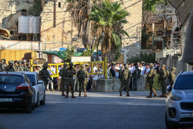 Israelis raid Hebron under Israeli forces protection HEBRON, WEST BANK, PALESTINE - AUGUST 22: Israelis raid the Old City area of the city of Hebron, West Bank, Palestine under the protection of Israeli forces on August 22, 2026. Israeli forces restricted Palestinians movement in the area by blocking entrances and exits with iron barriers. Wisam Hashlamoun Anadolu Hebron West Bank. Editorial use only. Please get in touch for any other usage.  Copyright: x2026xAnadoluxWisamxHashlamounx