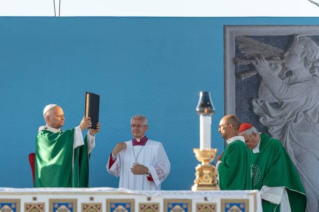 Pope Leo XIV celebrates Mass in Rimini RIMINI, ITALY, AUGUST 22, 2026: Pope Leo XIV celebrates Holy Mass at the Port of Rimini during his pastoral visit to the Adriatic city. The Mass is attended by local faithful and authorities and forms part of the Pope s program of meetings and public events during his visit to Rimini. Rimini Italy Copyright: x xSilviaxCasadeix xJNAxPressx