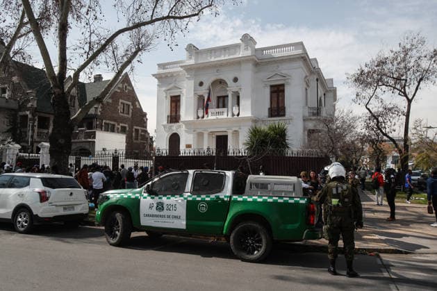 Santiago, August 22, 2026: The Haitian Embassy in Santiago is stormed by Haitian citizens due to issues with embassy staff and excessive fees for the paperwork required to work in Chile. Diego Martin Aton, Chile, Aton 1182670 jpeg  Copyright: DIEGOxMARTIN ATONxCHILE