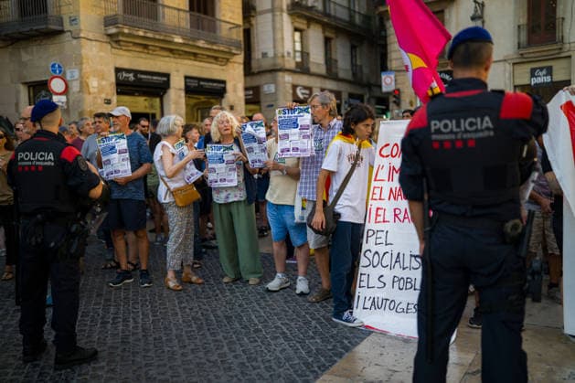 Anti-fascist rally ahead of the Save Europe Act event in Barcelona Several people at an anti-fascist rally ahead of the Save Europe Act event in Plaza de Sant Jaume on August 22, 2026, in Barcelona, Catalonia, Spain. It was organized by the Barcelona Anti-Fascist Coordinating Committee and Som Antifeixistes, one hour before the Save Europe Act rally at the same location, scheduled for 7:00 p.m. on August 22, 2026. CATALONIA ANTIFASCISTS SAVE EUROPE ANTIFA RALLY MOSSOS Lorena Sopê Barcelona Catalonia Barcelona Catalonia Spain  Copyright: xLorenaxSopÃªnax 7726590
