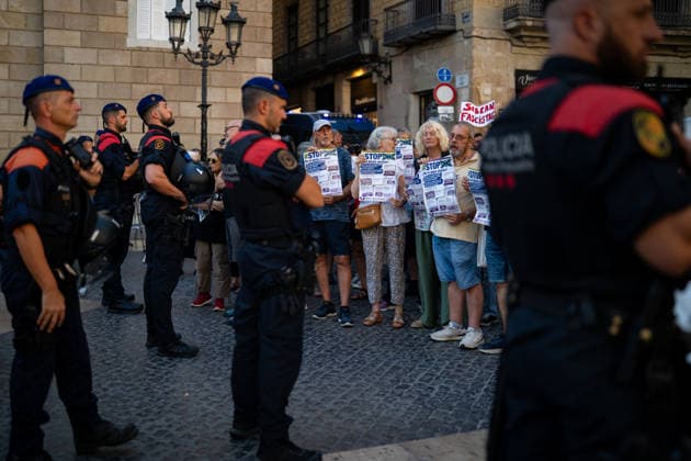 Anti-fascist rally ahead of the Save Europe Act event in Barcelona Several people at an anti-fascist rally ahead of the Save Europe Act event in Plaza de Sant Jaume on August 22, 2026, in Barcelona, Catalonia, Spain. It was organized by the Barcelona Anti-Fascist Coordinating Committee and Som Antifeixistes, one hour before the Save Europe Act rally at the same location, scheduled for 7:00 p.m. on August 22, 2026. CATALONIA ANTIFASCISTS SAVE EUROPE ANTIFA RALLY MOSSOS Lorena Sopê Barcelona Catalonia Barcelona Catalonia Spain  Copyright: xLorenaxSopÃªnax 7726591