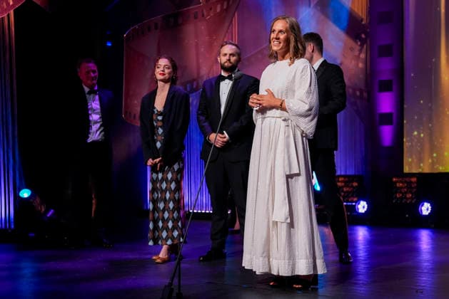 Amandaprisen 2026 Haugesund 20260822. Produsentene Martin Sundland, Thea B. Kevin Karlsen og Tor Markus Iden mottar Amandaprisen for beste barnefilm for filmen Hvis ingen gar i fella. Amandaprisen 2026 deles ut i Festiviteten i Haugesund lordag kveld. Foto: Jan Kare Ness NTB Haugesund Norge LPDdAgkln6A EDITORIAL USE ONLY Ref:_ENTLPDdAgkln6A.jpg *** Amanda Award 2026 Haugesund 20260822 Producers Martin Sundland, Thea B Kevin Karlsen, and Tor Markus Iden receive the Amanda Award for Best Children’s Film for the movie *If No One Falls Into the Trap*. The 2026 Amanda Awards will be presented at Festiviteten in Haugesund on Saturday evening. Photo: Jan Kare Ness, NTB, Haugesund, Norway, LPDdAgkln6A EDEDITORIAL USE ONLY Ref ENTLPDdAgkln6A j  Copyright: xJanxKarexNessx xNTBx