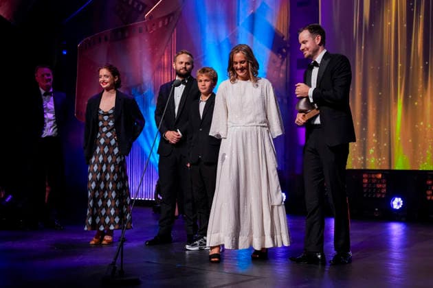 Amandaprisen 2026 Haugesund 20260822. Produsentene Martin Sundland, Thea B. Kevin Karlsen og Tor Markus Iden mottar Amandaprisen for beste barnefilm for filmen Hvis ingen gar i fella. Amandaprisen 2026 deles ut i Festiviteten i Haugesund lordag kveld. Foto: Jan Kare Ness NTB Haugesund Norge _9n8zRSo0I8 EDITORIAL USE ONLY Ref:_ENT_9n8zRSo0I8.jpg *** Amanda Award 2026 Haugesund August 22, 2026 Producers Martin Sundland, Thea B Kevin Karlsen, and Tor Markus Iden receive the Amanda Award for Best Children’s Film for the movie *If No One Falls into the Trap*. The 2026 Amanda Awards will be presented at Festiviteten in Haugesund on Saturday evening. Photo: Jan Kare Ness, NTB, Haugesund, Norway 9n8zRSo0I8 EDITORIAL USE ONLY Ref ENT 9n8zRSo0I  Copyright: xJanxKarexNessx xNTBx