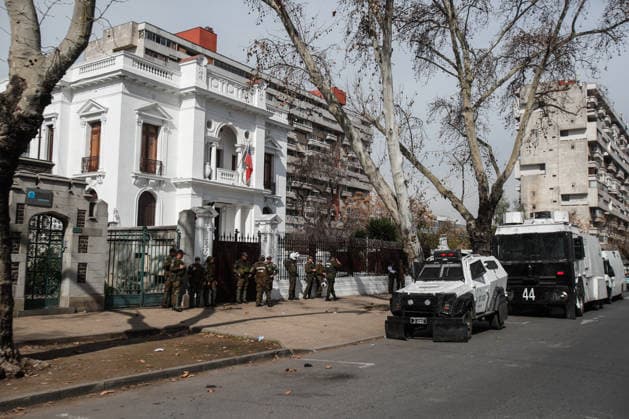 Santiago, August 22, 2026: The Haitian Embassy in Santiago is stormed by Haitian citizens due to issues with embassy staff and excessive fees for the paperwork required to work in Chile. Diego Martin Aton, Chile; Aton 1182711 jpeg  Copyright: DIEGOxMARTIN ATONxCHILE