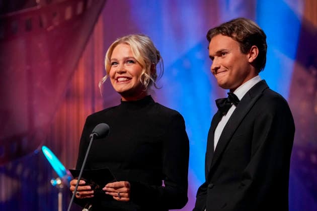 Amandaprisen 2026 Haugesund 20260822. Tale Torp Torjussen og Trygve Bennetsen deler ut prisen for Folkets Amanda under Amandaprisen. Amandaprisen 2026 deles ut i Festiviteten i Haugesund lordag kveld. Foto: Jan Kare Ness NTB Haugesund Norge 3NLVkYiNynE EDITORIAL USE ONLY Ref:_ENT3NLVkYiNynE.jpg *** The Amanda Awards 2026 Haugesund 20260822 Tale Torp Torjussen and Trygve Bennetsen present the People’s Amanda Award during the Amanda Awards. The Amanda Awards 2026 will be presented at Festiviteten in Haugesund on Saturday evening. Photo: Jan Kare Ness, NTB, Haugesund, Norway 3NLVkYiNynE EDITORIAL USE ONLY Ref ENT3NLVkYiNynE jpg  Copyright: xJanxKarexNessx xNTBx