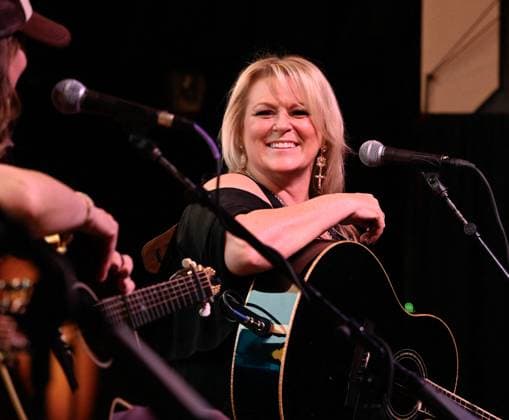 EXCLUSIVE: Las Vegas Songwriters Festival 2026 - Day 3 EXCLUSIVE: Carolyn Dawn Johnson, Rachel Thibodeau, Rebecca Lynn Howard perform during the Las Vegas Songwriters Festival 2026 - Day 3 at Mandalay Bay Resort & Casino. 22 Aug 2026 Pictured: Carolyn Dawn Johnson.  Copyright: xThexMegaxAgencyxMBS MEGAx
