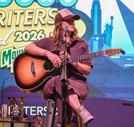 EXCLUSIVE: Las Vegas Songwriters Festival 2026 - Day 3 EXCLUSIVE: Carolyn Dawn Johnson, Rachel Thibodeau, Rebecca Lynn Howard perform during the Las Vegas Songwriters Festival 2026 - Day 3 at Mandalay Bay Resort & Casino. 22 Aug 2026 Pictured: Rachel Thibodeau.  Copyright: xThexMegaxAgencyxMBS MEGAx