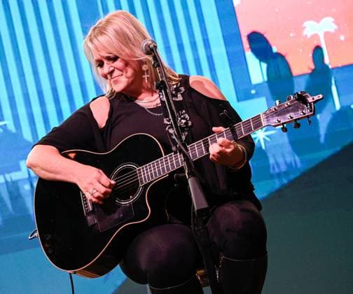 EXCLUSIVE: Las Vegas Songwriters Festival 2026 - Day 3 EXCLUSIVE: Carolyn Dawn Johnson, Rachel Thibodeau, Rebecca Lynn Howard perform during the Las Vegas Songwriters Festival 2026 - Day 3 at Mandalay Bay Resort & Casino. 22 Aug 2026 Pictured: Carolyn Dawn Johnson.  Copyright: xThexMegaxAgencyxMBS MEGAx