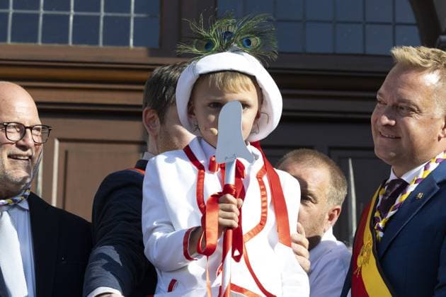 Jean-Luc Crucke and Le Berger David pictured during the 2026 edition of the Ducasse festivities with the marriage of the two giants, Monsieur et Madame Goliath , in Ath, on Saturday 22 August 2026.  NICOLASxMAETERLINCK 184020872