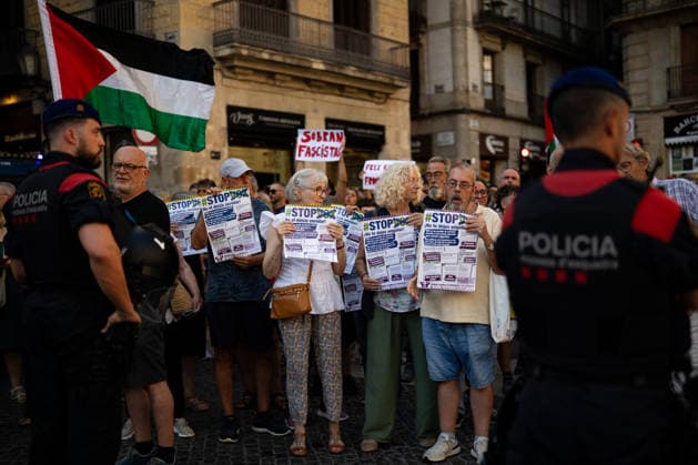 Anti-fascist rally ahead of the Save Europe Act event in Barcelona Several people at an anti-fascist rally ahead of the Save Europe Act event, in Plaça de Sant Jaume, on August 22, 2026, in Barcelona, Catalonia, Spain. It was organized by the Barcelona Anti-Fascist Coordinating Committee and Som Antifeixistes, one hour before the Save Europe Act rally at the same location, scheduled for 7:00 p.m. on August 22, 2026. CATALONIA ANTIFASCISTS SAVE EUROPE ANTIFA RALLY MOSSOS Lorena Sopê Barcelona Catalonia Barcelona Catalonia Spain  Copyright: xLorenaxSopÃªnax 7726749