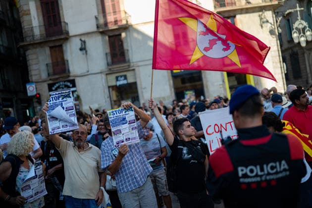 Anti-fascist rally ahead of the Save Europe Act event in Barcelona Several people at an anti-fascist rally ahead of the Save Europe Act event in Plaza de Sant Jaume on August 22, 2026, in Barcelona, Catalonia, Spain. The rally was organized by the Barcelona Anti-Fascist Coordinating Committee and Som Antifeixistes, one hour before the Save Europe Act rally at the same location, scheduled for 7:00 p.m. on August 22, 2026 CATALONIA ANTIFASCISTS SAVE EUROPE ANTIFA RALLY MOSSOS Lorena Sopê Barcelona Catalonia Barcelona Catalonia Spain  Copyright: xLorenaxSopÃªnax 7726752