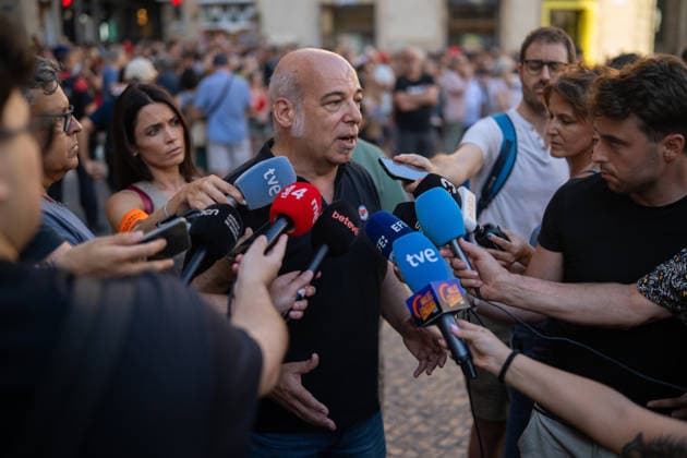 Anti-fascist rally ahead of the Save Europe Act event in Barcelona The president of Ciemen and spokesperson for Unitat Contra el Feixisme i el Racisme speaks to the media, during an anti-fascist rally held prior to the Save Europe Act event in Sant Jaume Square on August 22, 2026, in Barcelona, Catalonia, Spain. The rally was organized by the Barcelona Anti-Fascist Coordination and Som Antifeixistes, one hour before the Save Europe Act rally at the same location, scheduled for 7:00 p.m. on August 22, 2026. CATALONIA ANTIFASCISTS SAVE EUROPE ANTIFA RALLY MOSSOS Lorena Sopê Barcelona, Catalonia Barcelona, Catalonia, Spain  Copyright: xLorenaxSopÃªnax 7726753