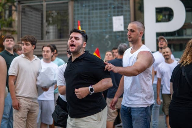 Save Europe Act Rally in Barcelona Several people at a Save Europe Act rally in Plaça de Sant Jaume on August 22, 2026, in Barcelona, Catalonia, Spain. This event advocates for so-called remigration, understood as the systematic return or expulsion of migrants, and the rally has been criticized by the Barcelona City Council and various social organizations. AUGUST 22, 2026 CATALONIA REMIGRATION FASCISM MIGRANTS Lorena Sopê Barcelona, Catalonia Barcelona, Catalonia, Spain  Copyright: xLorenaxSopÃªnax 7726775