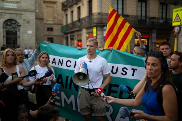 Save Europe Act Rally in Barcelona Several people at a Save Europe Act rally in Plaça de Sant Jaume on August 22, 2026, in Barcelona, Catalonia, Spain. This event advocates for so-called remigration, understood as the systematic return or expulsion of migrants, and the rally has been criticized by the Barcelona City Council and various social organizations. AUGUST 22, 2026 CATALONIA REMIGRATION FASCISM MIGRANTS Lorena Sopê Barcelona, Catalonia Barcelona, Catalonia, Spain  Copyright: xLorenaxSopÃªnax 7726777