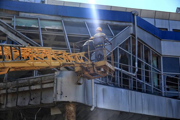 Municipal workers use a boom lift to remove broken construction from the facade of the Rozdilna railway station building, damaged by a nighttime Russian drone attack, Odesa region, Ukraine, August 22, 2026. The drone carried out a targeted strike, flying directly into the station building. The blast wave and ensuing fire destroyed glazing and damaged internal structures and administrative offices. Passenger boarding and disembarkation on the platforms continues as normal. No injuries or fatalities were reported among passengers or railway staff. (Photo by Nina Liashonok Ukrinform) Russian drone hits railway station building in Odesa region  Copyright: xNinaxLiashonokx