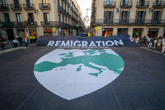 Save Europe Act Rally in Barcelona Several people at a Save Europe Act rally in Plaça de Sant Jaume on August 22, 2026, in Barcelona, Catalonia, Spain. This event advocates for so-called remigration, understood as the systematic return or expulsion of migrants, and the rally has been criticized by the Barcelona City Council and various social organizations. AUGUST 22, 2026 CATALONIA REMIGRATION FASCISM MIGRANTS Lorena Sopê Barcelona, Catalonia Barcelona, Catalonia, Spain  Copyright: xLorenaxSopÃªnax 7726782