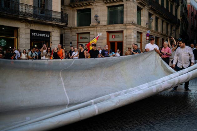 Save Europe Act Rally in Barcelona Several people at a Save Europe Act rally in Plaça de Sant Jaume on August 22, 2026, in Barcelona, Catalonia, Spain. This event advocates for so-called remigration, understood as the systematic return or expulsion of migrants, and the rally has been criticized by the Barcelona City Council and various social organizations. AUGUST 22, 2026 CATALONIA REMIGRATION FASCISM MIGRANTS Lorena Sopê Barcelona, Catalonia Barcelona, Catalonia, Spain  Copyright: xLorenaxSopÃªnax 7726783