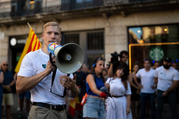 Save Europe Act Rally in Barcelona Several people at a Save Europe Act rally in Plaça de Sant Jaume on August 22, 2026, in Barcelona, Catalonia, Spain. This event advocates for so-called remigration, understood as the systematic return or expulsion of migrants, and the rally has been criticized by the Barcelona City Council and various social organizations. AUGUST 22, 2026 CATALONIA REMIGRATION FASCISM MIGRANTS Lorena Sopê Barcelona, Catalonia Barcelona, Catalonia, Spain  Copyright: xLorenaxSopÃªnax 7726785