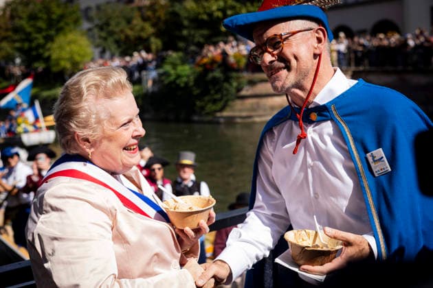 NEWS: Hirsebreifahrt 2026 Ã Strasbourg 22 08 2026 Raphael Golta Stadtpräsident von Zürich Catherine Trautmann Maire de Strasbourg La Hirsebreifahrt, traditionnelle course de la bouillie de millet. Cette tradition, nÃ e en 1456, commÃ more le pacte d™entraide conclu entre Strasbourg et Zurich. Les Zurichois avaient alors dÃ montrÃ leur capacitÃ Ã rejoindre Strasbourg en moins de 24 heures en transportant par bateau une marmite de bouillie de millet encore chaude. L™Ã vÃ nement est organisÃ Ã nouveau tous les dix ans depuis 1946 et cÃ lebre aujourd™hui l™amitiÃ entre Strasbourg et Zurich.  Copyright: xelyxandroxcegarrax