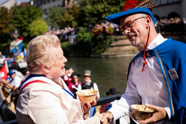 NEWS: Hirsebreifahrt 2026 Ã Strasbourg 22 08 2026 Raphael Golta Stadtpräsident von Zürich Catherine Trautmann Maire de Strasbourg La Hirsebreifahrt, traditionnelle course de la bouillie de millet. Cette tradition, nÃ e en 1456, commÃ more le pacte d™entraide conclu entre Strasbourg et Zurich. Les Zurichois avaient alors dÃ montrÃ leur capacitÃ Ã rejoindre Strasbourg en moins de 24 heures en transportant par bateau une marmite de bouillie de millet encore chaude. L™Ã vÃ nement est organisÃ Ã nouveau tous les dix ans depuis 1946 et cÃ lebre aujourd™hui l™amitiÃ entre Strasbourg et Zurich.  Copyright: xelyxandroxcegarrax