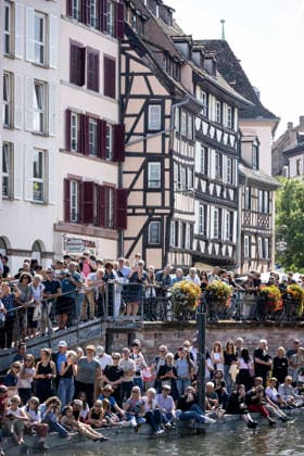 NEWS: Hirsebreifahrt 2026 Ã Strasbourg 22 08 2026 La Hirsebreifahrt, traditionnelle course de la bouillie de millet. Cette tradition, nÃ e en 1456, commÃ more le pacte d™entraide conclu entre Strasbourg et Zurich. Les Zurichois avaient alors dÃ montrÃ leur capacitÃ Ã rejoindre Strasbourg en moins de 24 heures en transportant par bateau une marmite de bouillie de millet encore chaude. L™Ã vÃ nement est organisÃ Ã nouveau tous les dix ans depuis 1946 et cÃ lebre aujourd™hui l™amitiÃ entre Strasbourg et Zurich.  Copyright: xelyxandroxcegarrax