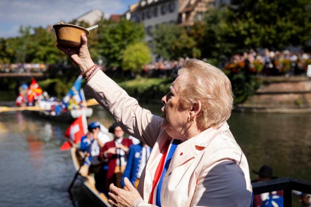 NEWS: Hirsebreifahrt 2026 Ã Strasbourg 22 08 2026 Raphael Golta Stadtpräsident von Zürich Catherine Trautmann Maire de Strasbourg La Hirsebreifahrt, traditionnelle course de la bouillie de millet. Cette tradition, nÃ e en 1456, commÃ more le pacte d™entraide conclu entre Strasbourg et Zurich. Les Zurichois avaient alors dÃ montrÃ leur capacitÃ Ã rejoindre Strasbourg en moins de 24 heures en transportant par bateau une marmite de bouillie de millet encore chaude. L™Ã vÃ nement est organisÃ Ã nouveau tous les dix ans depuis 1946 et cÃ lebre aujourd™hui l™amitiÃ entre Strasbourg et Zurich.  Copyright: xelyxandroxcegarrax