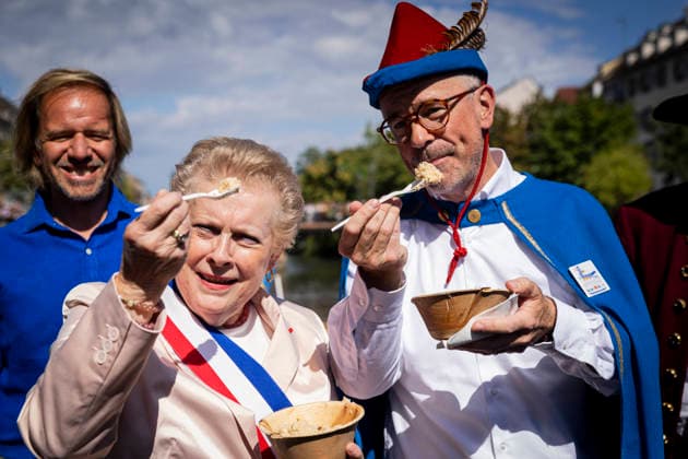 NEWS: Hirsebreifahrt 2026 Ã Strasbourg 22 08 2026 Raphael Golta Stadtpräsident von Zürich Catherine Trautmann Maire de Strasbourg La Hirsebreifahrt, traditionnelle course de la bouillie de millet. Cette tradition, nÃ e en 1456, commÃ more le pacte d™entraide conclu entre Strasbourg et Zurich. Les Zurichois avaient alors dÃ montrÃ leur capacitÃ Ã rejoindre Strasbourg en moins de 24 heures en transportant par bateau une marmite de bouillie de millet encore chaude. L™Ã vÃ nement est organisÃ Ã nouveau tous les dix ans depuis 1946 et cÃ lebre aujourd™hui l™amitiÃ entre Strasbourg et Zurich.  Copyright: xelyxandroxcegarrax